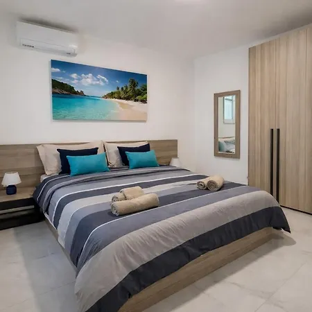 Spacious 3br Seaside Apartment