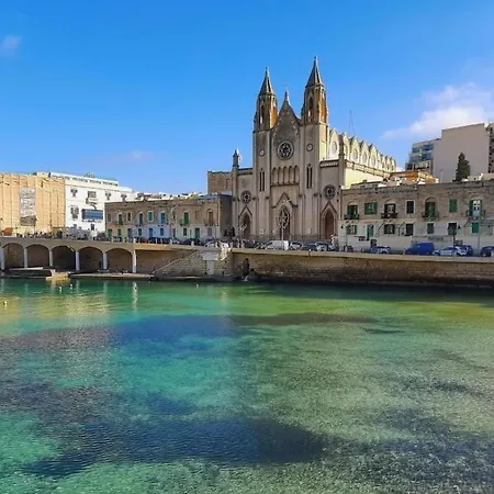 Spacious 3br Seaside Apartment *
